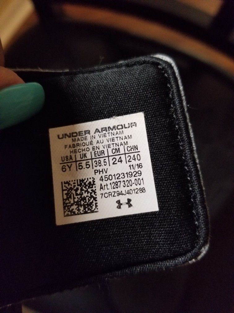Under Armour Youth Size 6 Shoe