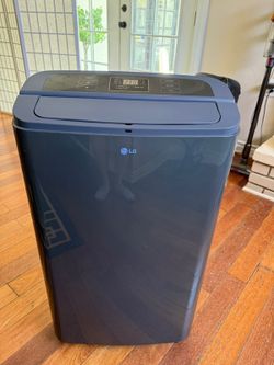Selling my portable massage table in good working condition. Great for massage therapists or cosmetologists.
Adjustable metal legs for custom height