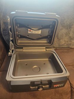 Please Read Description: no key,  and latches are broken,  as is