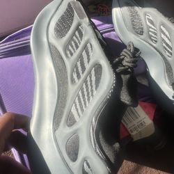 Adidas Yeezy 700 V3 – Black/Carbon – US Men’s 8.5 – Brand New