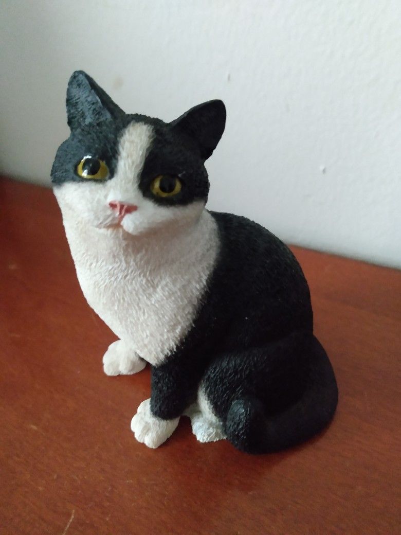 REALISTIC BLACK AND WHITE TUXEDO CAT RESIN STATUE WITH LIFELIKE GOLD GLASS EYES 