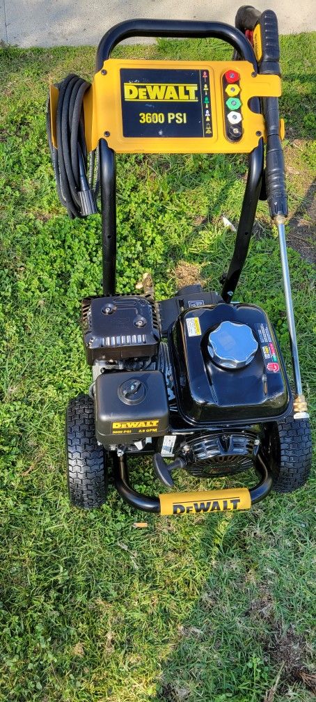 DEWALT
3600 PSI 2.5 GPM Gas Cold Water Professional Pressure Washer with HONDA GX200 OHV Commercial Series Engine