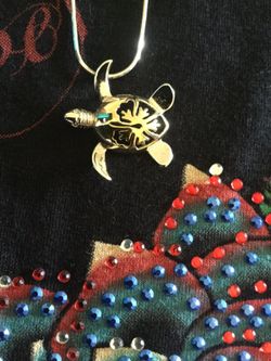 SILVER JEWELRY / Tortoise pendant & silver chain necklace