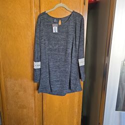 Tunic Button Back Like-New. 