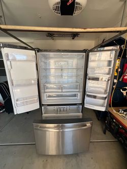 GE Refrigerator, Stainless & Black on the outside & White on the inside