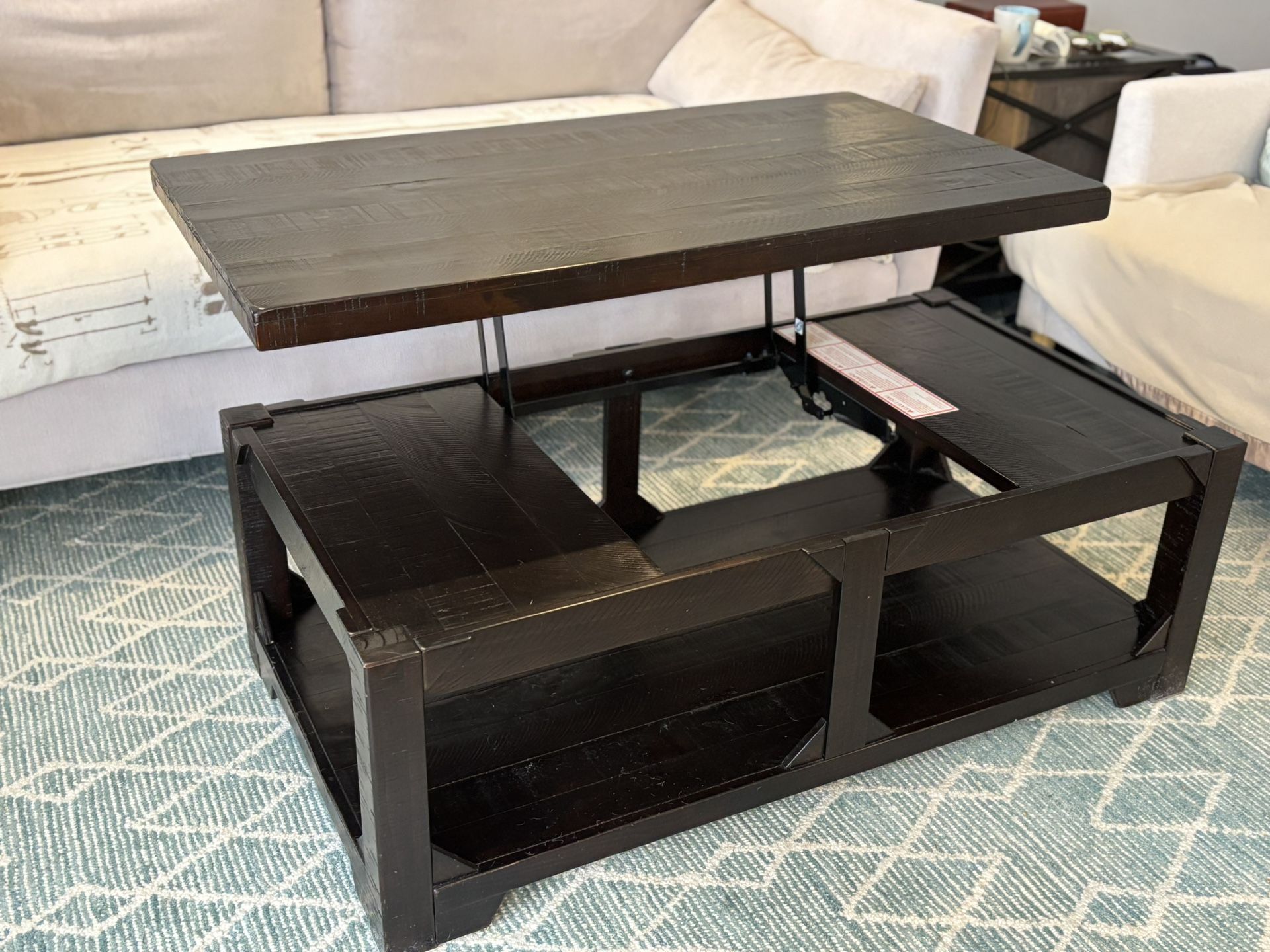 Lift Top Coffee Table With Storage Space.