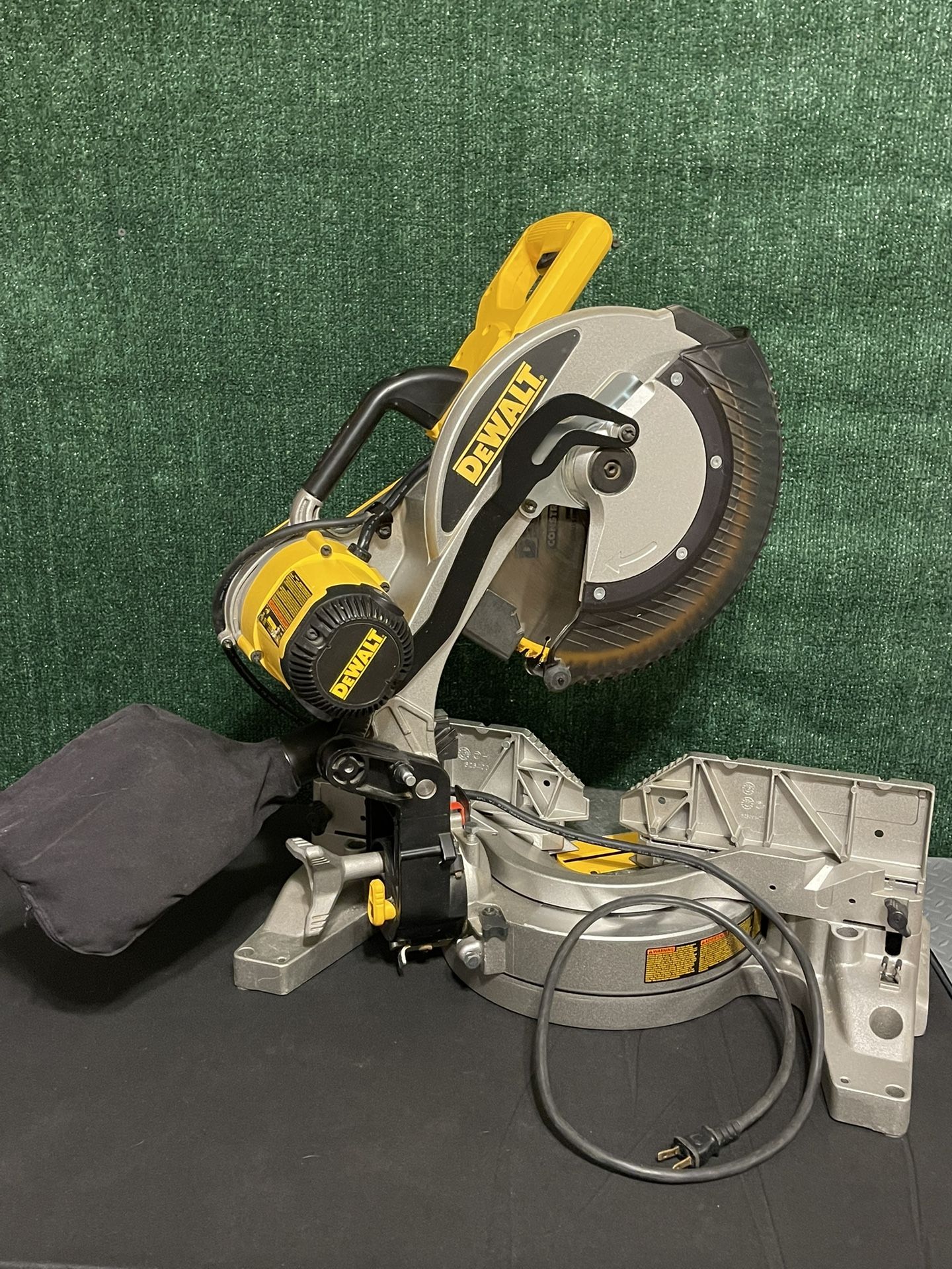 DEWALT DW716 120V 15 AMP Double Bevel Compound 12” Corded Miter Saw. Fast Ship!