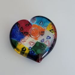Vintage Mad Art Studios Hand-Blown Glass Heart Paperweight 2004.
Pre-owned, very good shape, no chips or cracks. Display item. Please
see photos fo