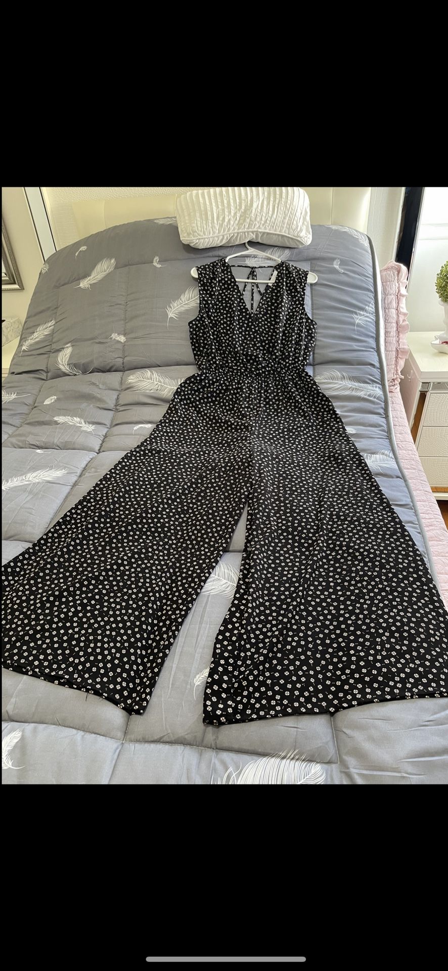 DR 2.. Jumpsuit Size Medium , It has elastic at the waist. Perfect Conditions Used Once