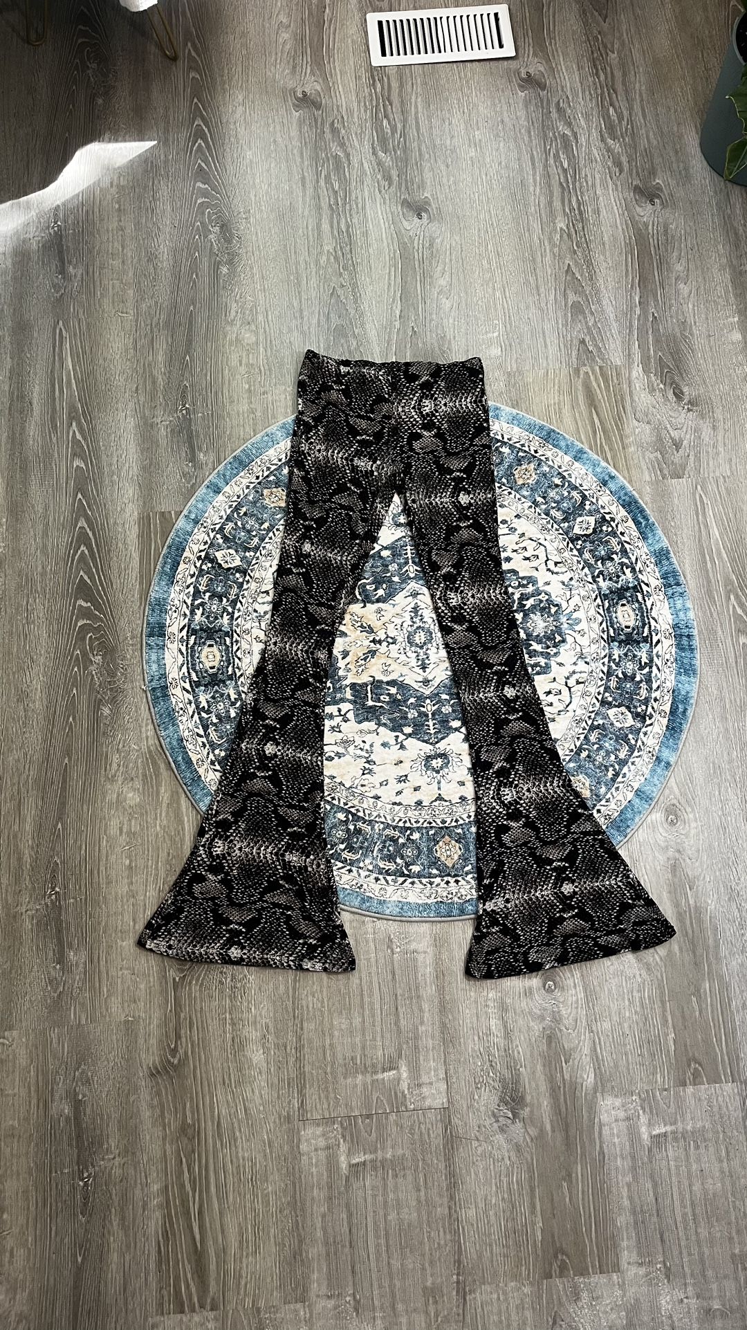 Jaase Small Black Tan Cream Snakeskin Print Flare Bell Bottom Yoga Pants LF