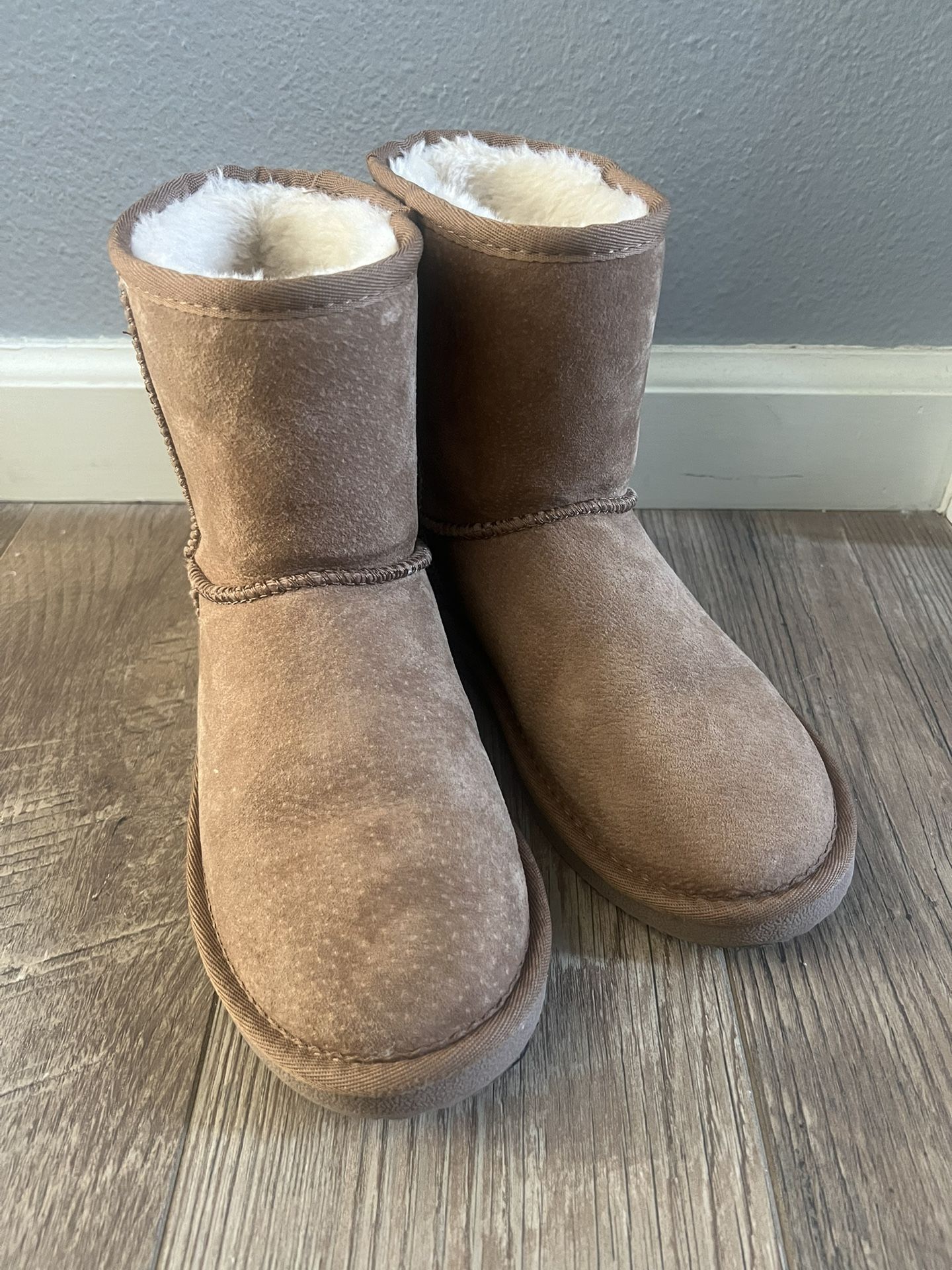 Women’s Suede Boot with Faux Fur Lining - size 8