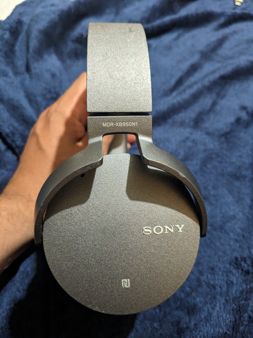 Sony MDR-XB950N1

Extra Bass Bluetooth Noise Cancelling Headphones