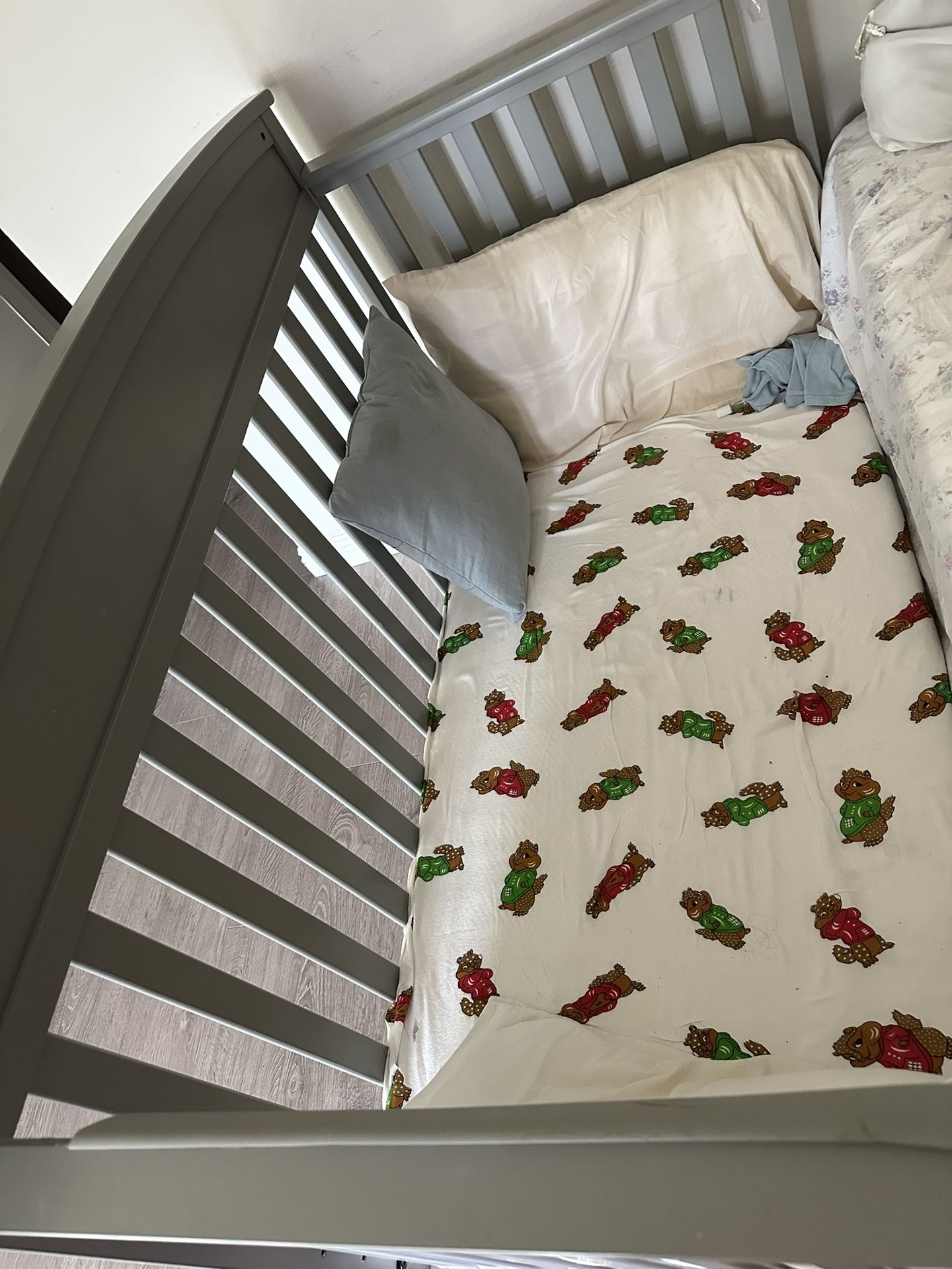 Moving out sale. Graco Benton 5 in 1 Convertible Crib with Premium Foam Crib mattress baby,toddler Crib