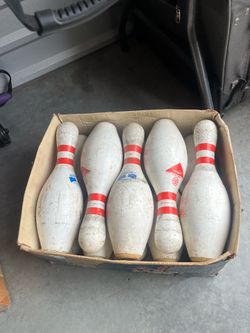 Complete set of used bowling pins