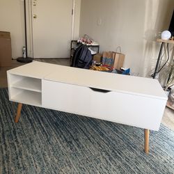 Scandinavian coffee table with lifting tray