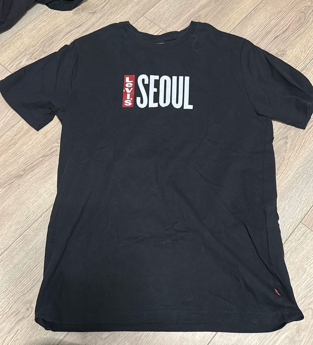 Levis Seoul Tee
