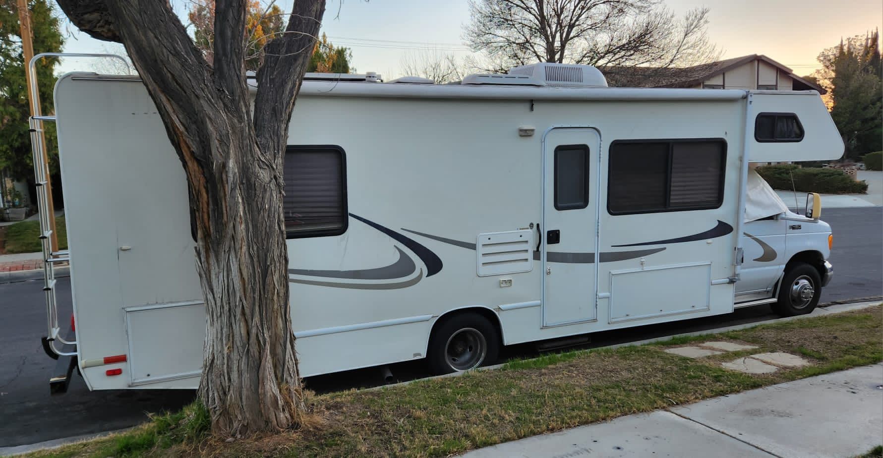 2003 Ford e450 Four winds five thousand for Sale in Lancaster, CA OfferUp