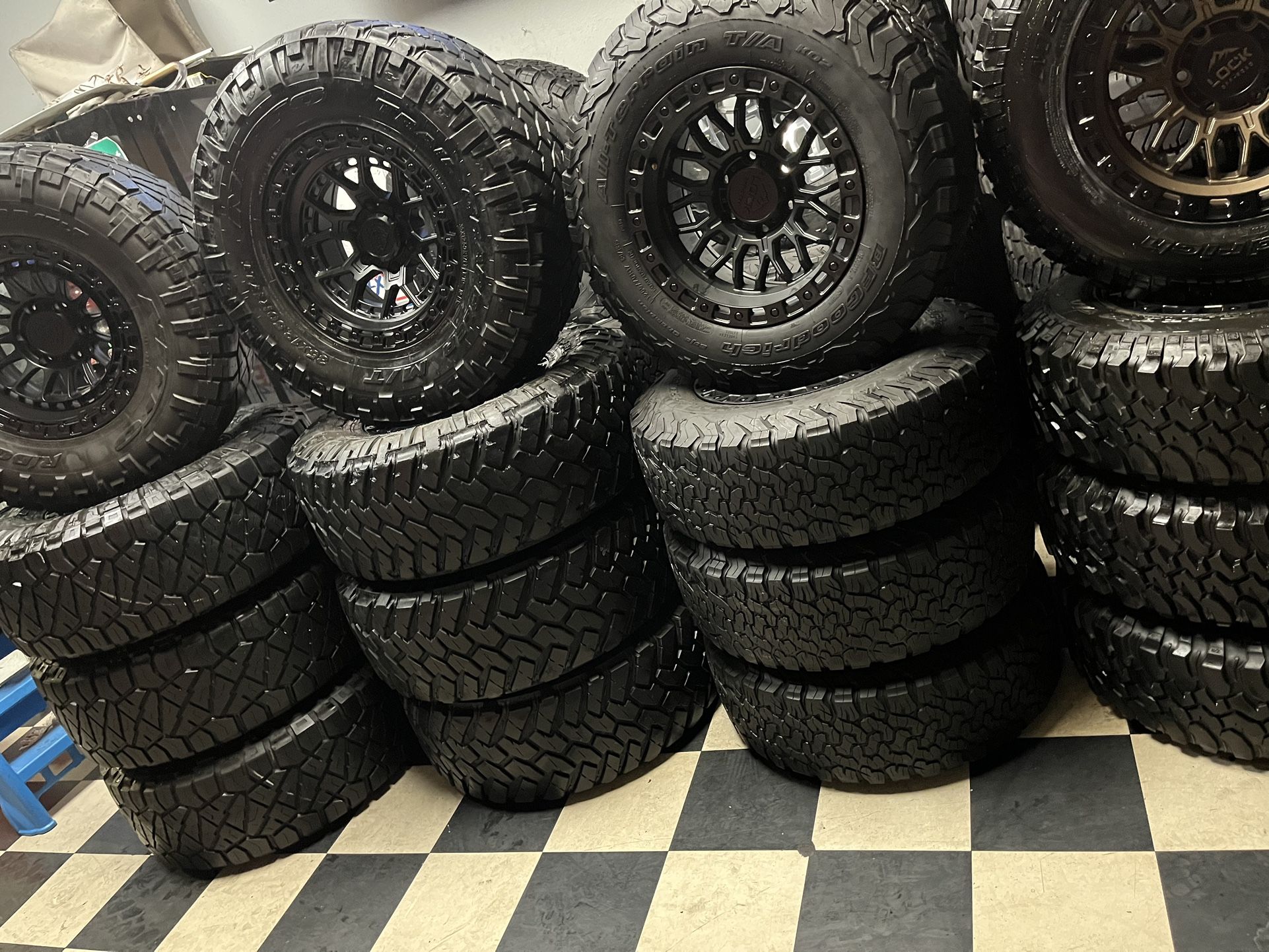 Especial De Rines Nuevos 17x9 De Ancho De 6-139.7 Y 6-135.7 Con Llantas En Perfectas Condiciones De Vida Para Carros Como