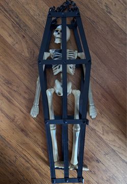 NEW Halloween hanging Skeleton in Casket Decor