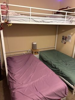 Triple bunk bed
