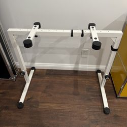 K&M 18810 Omega Table-Style Keyboard Stand (White)