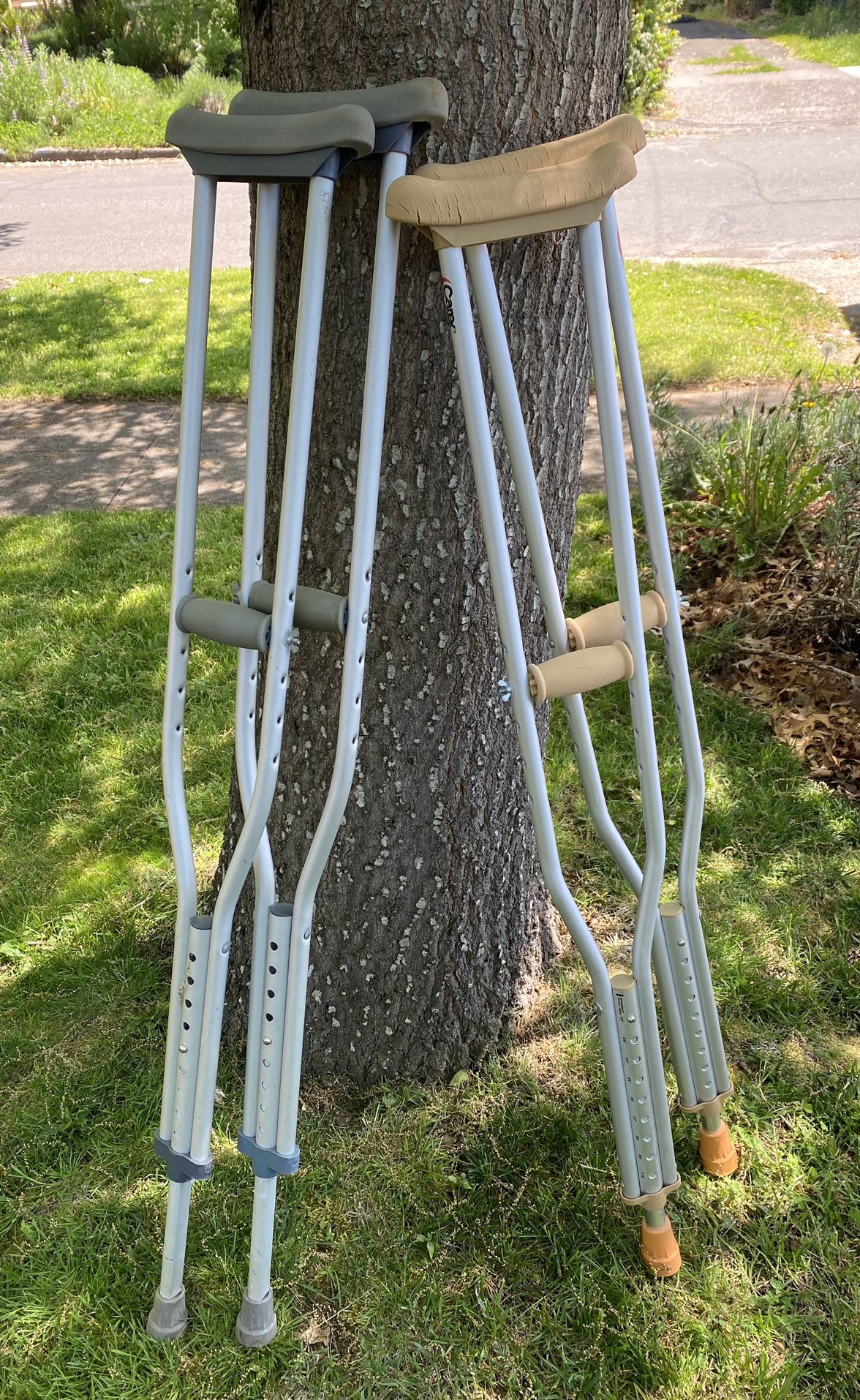 Crutches 🩼 $5