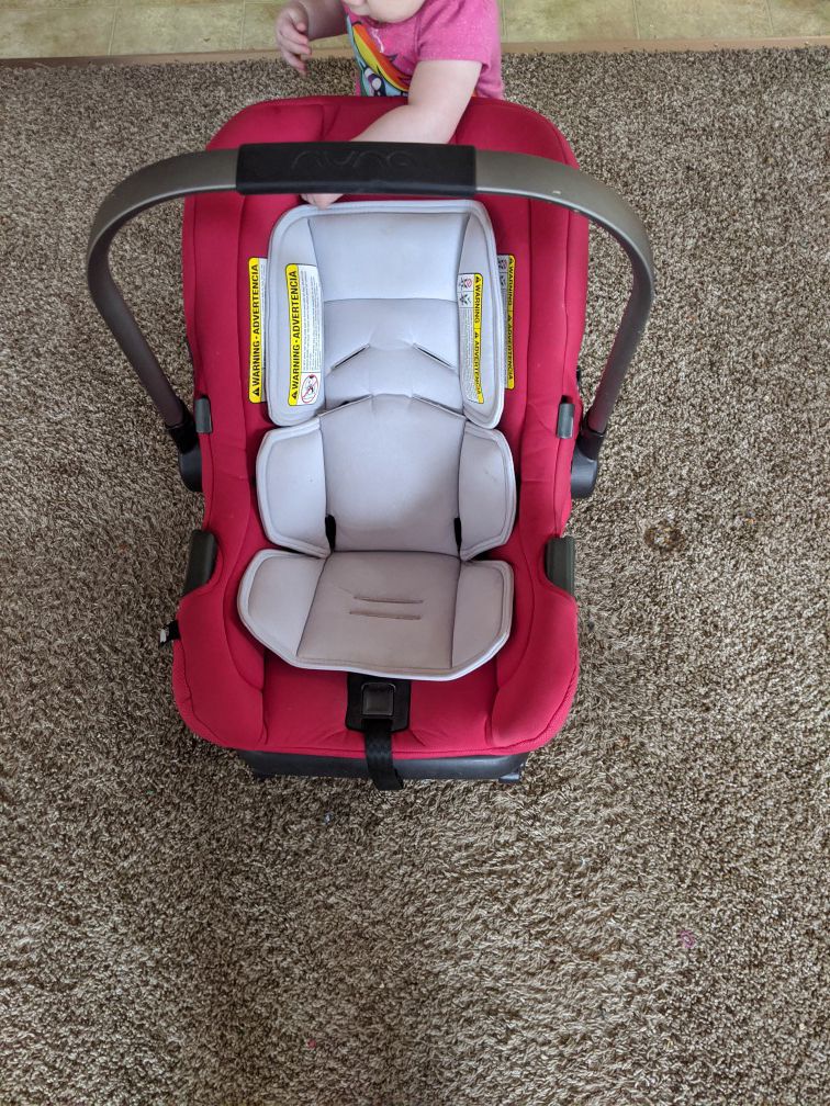 Nina Pippa car seat and base.