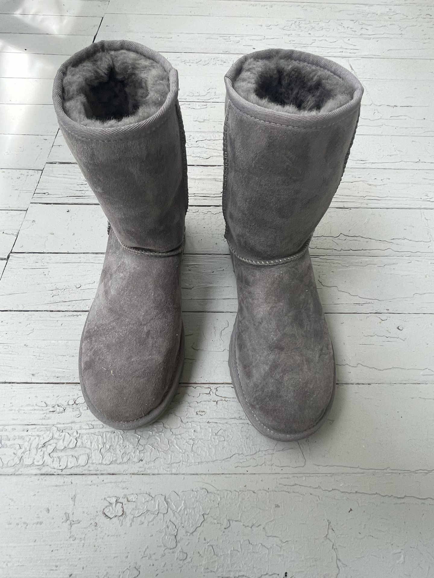 Cozy Gray Women's Boots Size 8