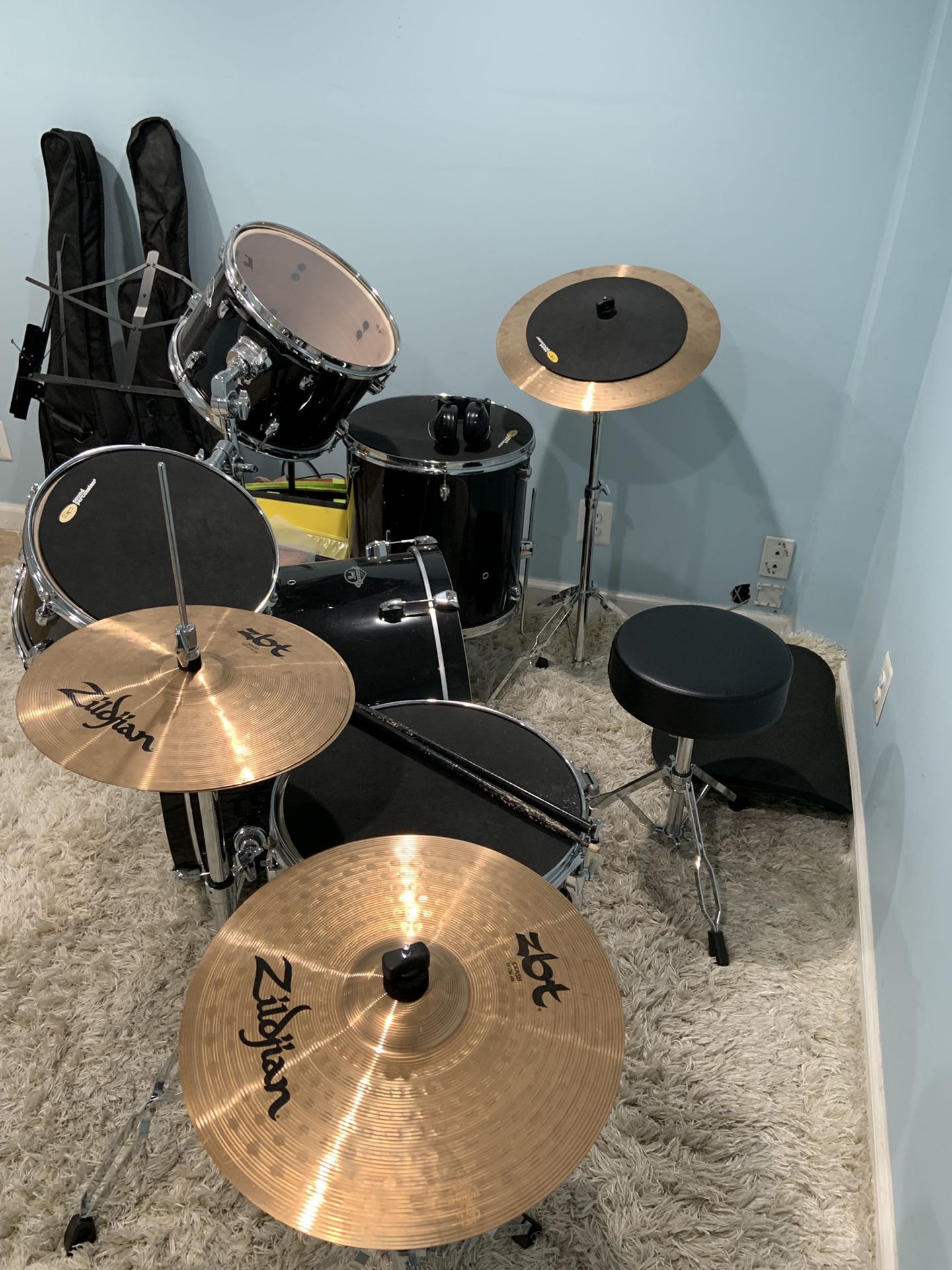 Pearl export series drum set with Zildjian symbols, seat and drum sticks. Excellent condition, only used for 6 months.
