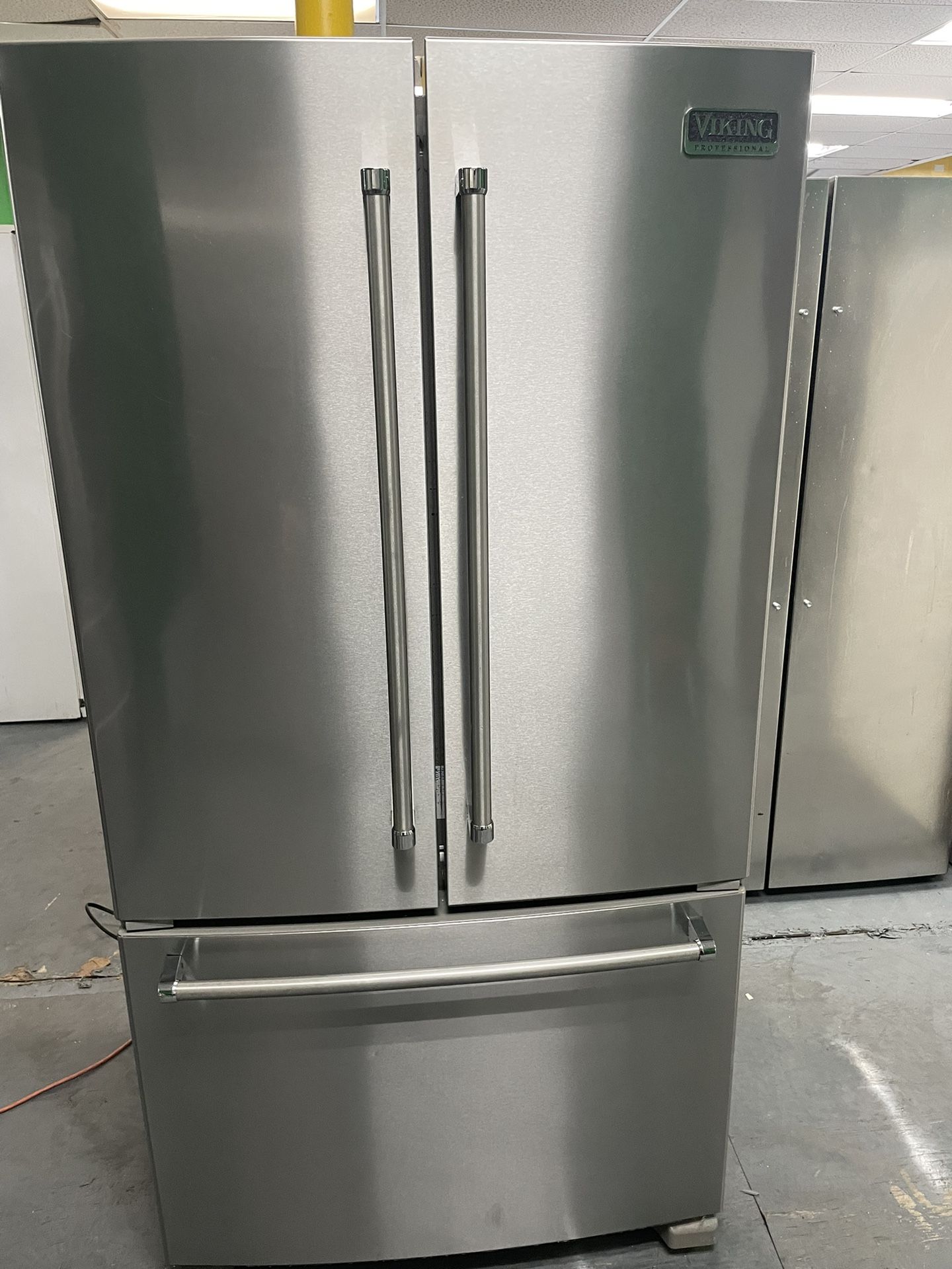 46” in wide counter depth Viking professional  frige  use like new perfect working frige 