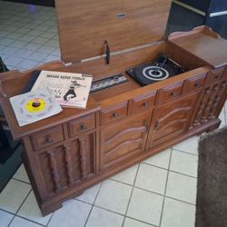 Zenith. Antique Record player/ with Eight Track & AM/FM Radio