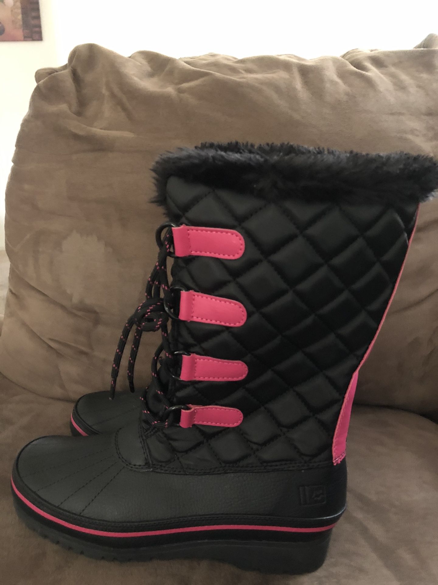 Size 4 girls snow boots never worn