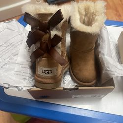 2pair Size 8 Girls Uggs 