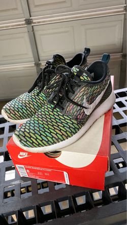 Women’s NIKE Rosherun flyknit. Multicolor. Size 8