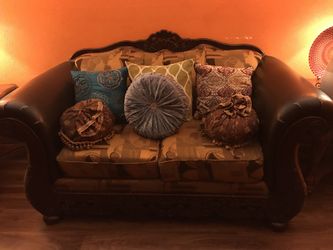 Sofa I’m just sale I’m moving out is very niceBeautiful sofa