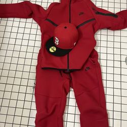 Nike Tech & Baseball Hat