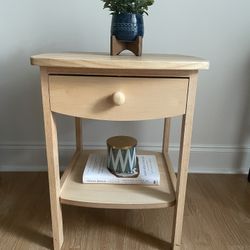 Light wood maple nightstand/end table in excellent condition 