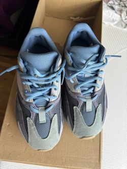 Yeezy 700 “Carbon”