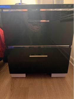 Night stand for sale in good condition