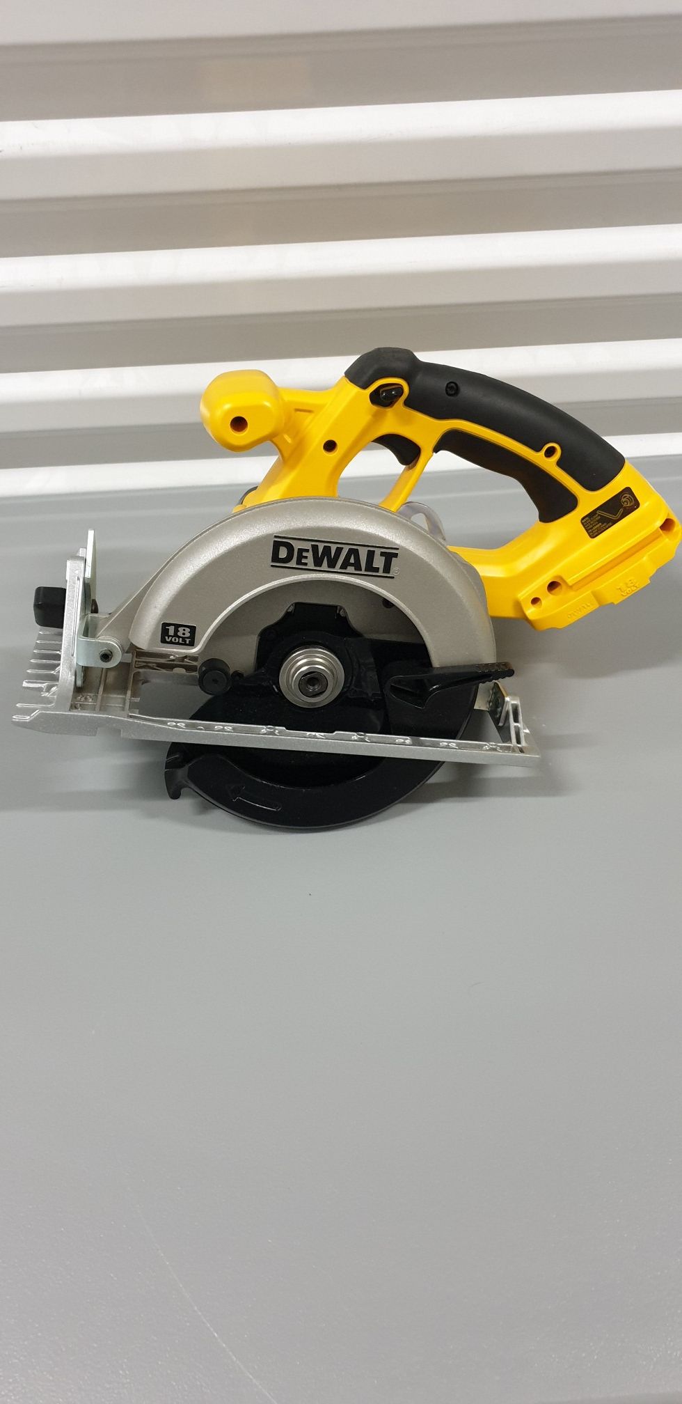 DEWALT DC390B 6-1/2" (165mm) 18V Cordless Circular Saw ( no battery)