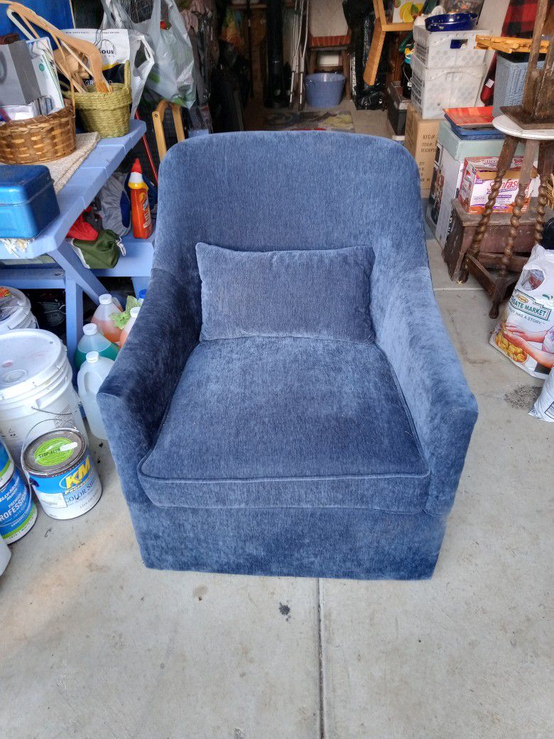  ACCENT CHAIR w/RIVETS