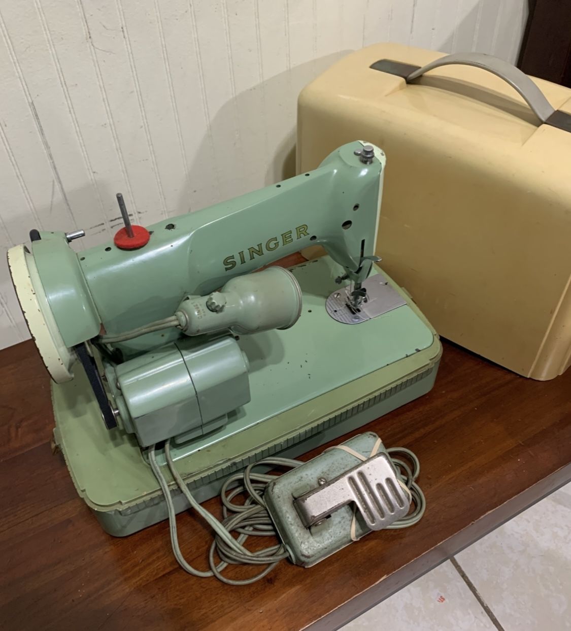 MID CENTURY 1940s SINGER SEWING MACHINE IN CARRYING CASE It’s Works