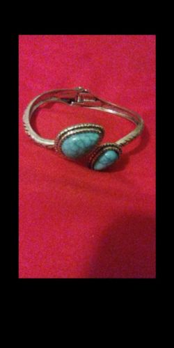 Woman's turquoise bracelet