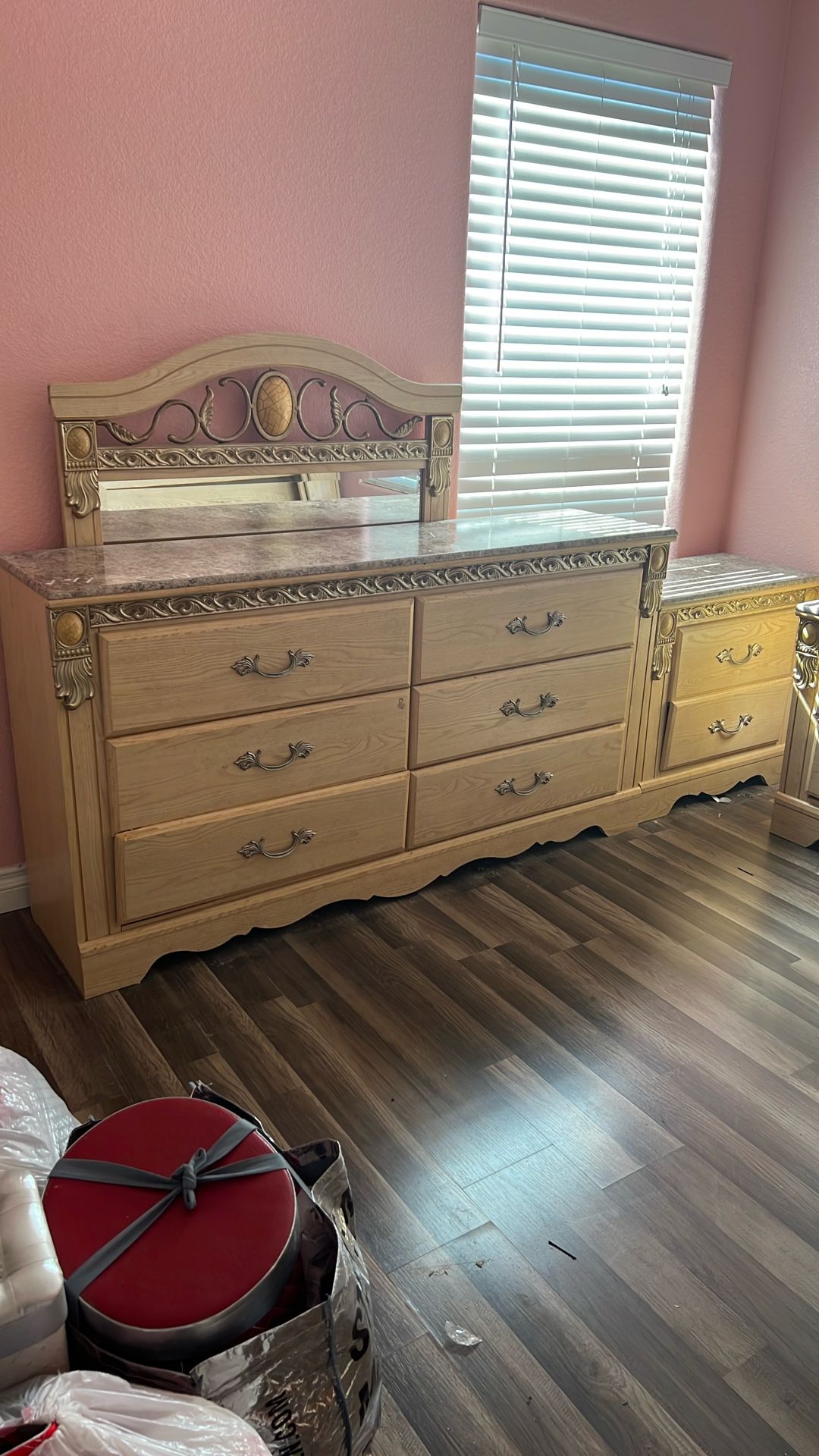 Queen Bedroom Set $200/ Mirror 2 Night bedsides And The Bed Frame