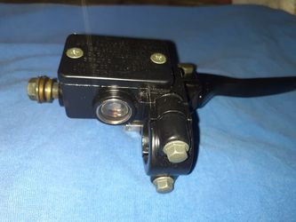 NEW 1983 1985 HONDA NIGHTHAWK 650 CB BREAKS MASTER CYLINDER HASN'T CONNECTION FOR A MIRROR