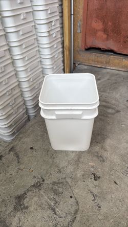 4 gallon buckets for sale w/ lids