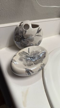 Gray Floral Toothbrush Holder + Soap Dish 