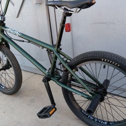 BMX.      REDLINE.      20"tires 