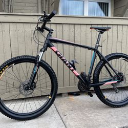 Bike 27.5Giant TALON 3  “2018” Hidraulic Disks Brakes,front Shox Lock  And Unlock Santour Xct 28, Light Weight..