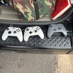 3 XBOX ONE CONTROLLERS
